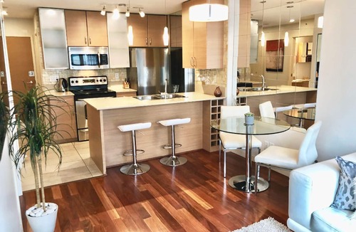 Yaletown Apartment | Luxury Beautiful Suite in the Heart of Downtown - Steps to BC Place Stadium!