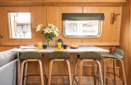 Tollcross Boat Rental | Luxury Boat, Floating Barge Accommodation