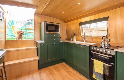 Tollcross Boat Rental | Luxury Boat, Floating Barge Accommodation