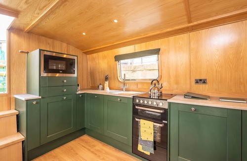 Tollcross Boat Rental | Luxury Boat, Floating Barge Accommodation