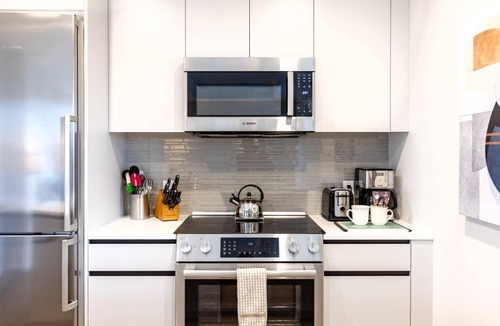Seaport District Apartment | Luxury & Bright Apt Downtown Seaport