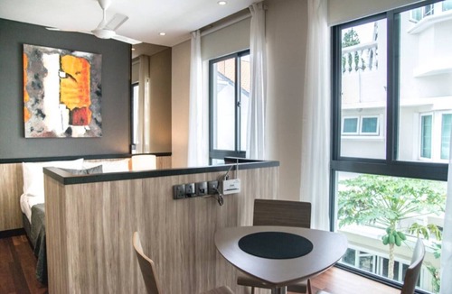 Bedok House | Luxury & Bright studio room SEN-4 with shared pool