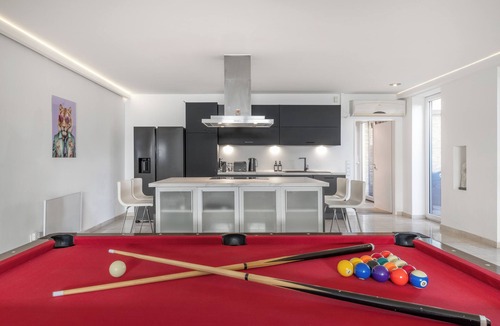 Pempelfort House | Luxury bungalow with heated private pool, sauna & discreet and central location.