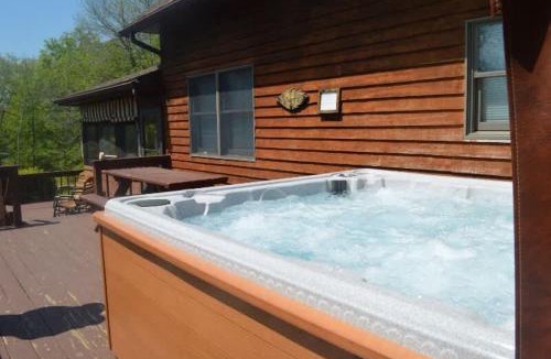 Eckerty House | Luxury Cabin #21 With Hot Tub and Jacuzzi on Patoka Lake in Southern Indiana