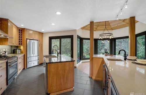 Redmond House | Luxury Cabin - 2BR 2BA - Private Forest View + AC
