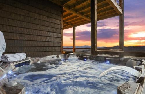 Ridgeline Vistas Villa | Luxury Cabin Mountain Views Pool Table Hot Tub