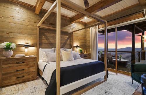 Ridgeline Vistas Villa | Luxury Cabin Mountain Views Pool Table Hot Tub