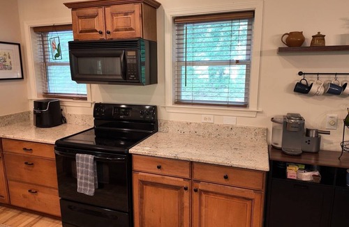 Bakersville Cabin | Luxury Cabin Near Asheville Creekside Hot Tub 3 King Suites Blue Ridge Mountains