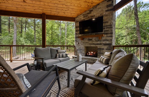 Pickens Cabin | Luxury Cabin- Sleeps 12- Hot Tub- ATV Trails- Huge Patio- Family & Dog Friendly