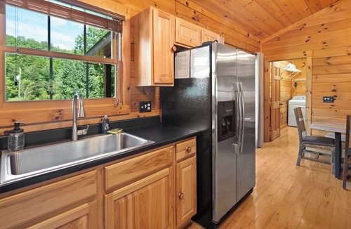 Whittier Cabin | Luxury Cabin with 2 Kings & 1 Queen, 5 miles to Casino, Hot Tub & Fire Pit