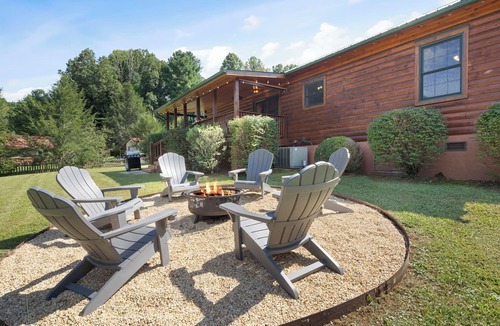 Whittier Cabin | Luxury Cabin with 2 Kings & 1 Queen, 5 miles to Casino, Hot Tub & Fire Pit