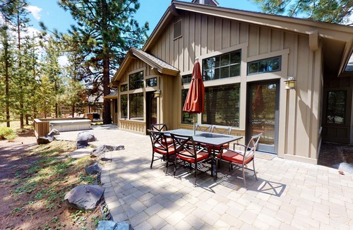 Sunriver Cabin | Luxury Cabin with Access to Forest House