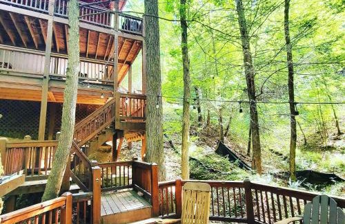 Blue Ridge Villa | LUXURY CABIN WITH WATERVIEW AND PRIVACY, hiking