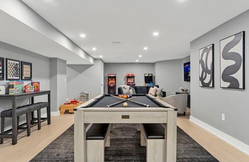 Arefth Apartment | Luxury Cambridge Mansion Near Harvard Spa Bath & Huge Game Room