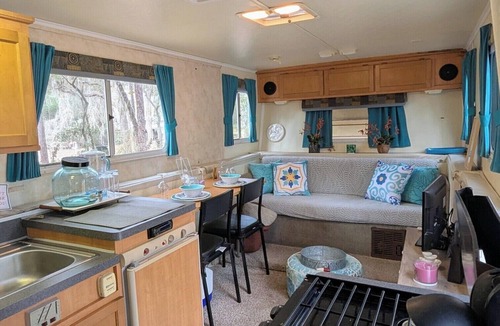 Edgar House | Luxury Camper Under the Stars/Fire Pit, Hammock & Pet-Friendly Retreat