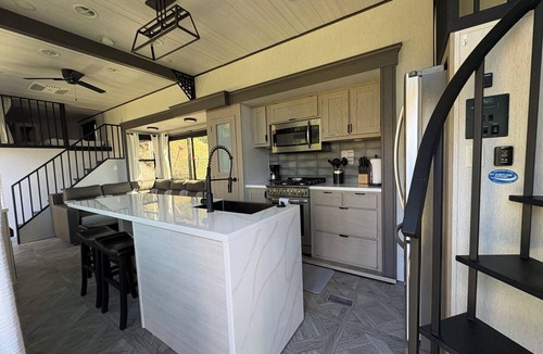 Ciudad Colon House | Luxury camper with a spectacular view, surrounded by nature.