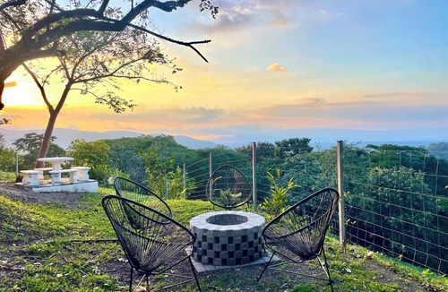 Ciudad Colon House | Luxury camper with a spectacular view, surrounded by nature.