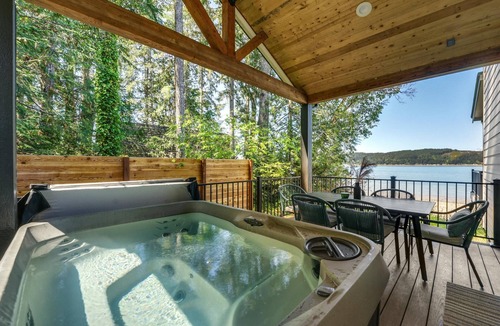 Belfair House | Luxury canal beachfront home w/kayaks, private beach w/shellfish, hot tub, AC