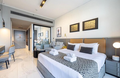 Downtown Dubai Apartment | Luxury Canal View Studio for 4 Guests in Downtown, 5 Min to Dubai Mall