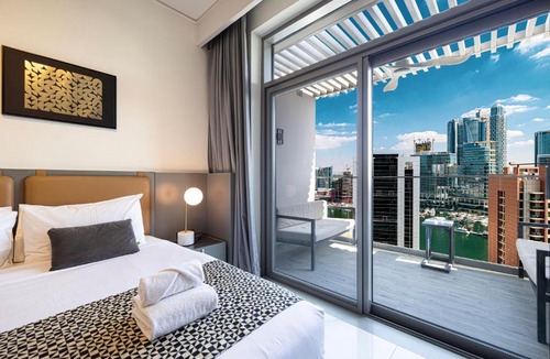 Downtown Dubai Apartment | Luxury Canal View Studio for 4 Guests in Downtown, 5 Min to Dubai Mall