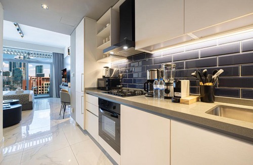Downtown Dubai Apartment | Luxury Canal View Studio for 4 Guests in Downtown, 5 Min to Dubai Mall