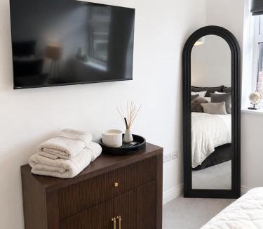 Solihull Apartment | Luxury Central Solihull Apt - King Bed, Sofa Bed & 2 Parking Spaces
