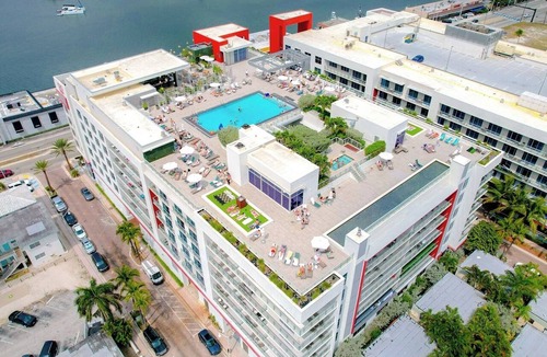 Hollywood Condo | Luxury CH Studio Steps From The Beach Style-CS33