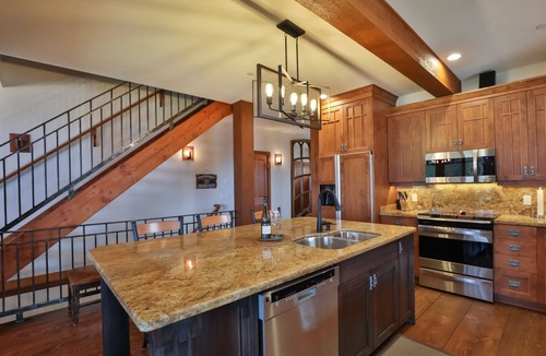 Big White Ski Resort Ski Chalet | Luxury Chalet! A True Ski In/Out! 5 Minute Walk to the Village! Feels Like Home!