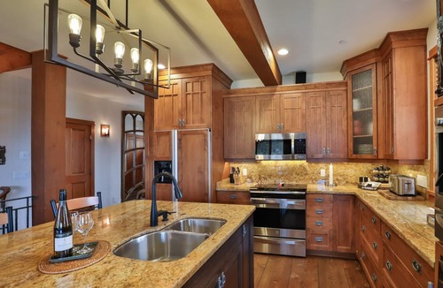 Big White Ski Resort Ski Chalet | Luxury Chalet! A True Ski In/Out! 5 Minute Walk to the Village! Feels Like Home!