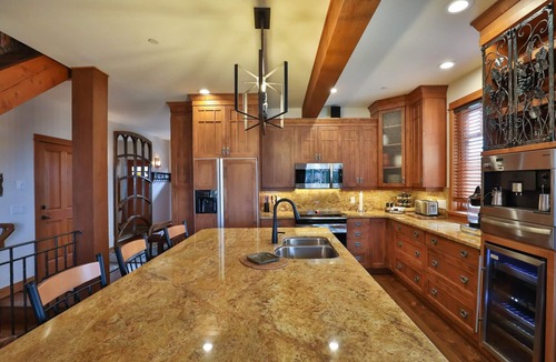 Big White Ski Resort Ski Chalet | Luxury Chalet! A True Ski In/Out! 5 Minute Walk to the Village! Feels Like Home!