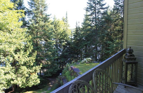 Villa des Bois Ski Chalet | Luxury Charming Private Waterfront Property & Close to Ski/Golf (10min)