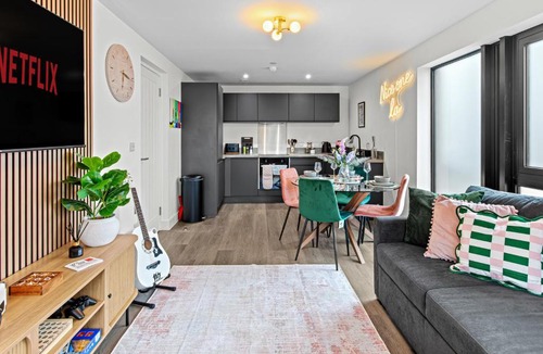 Vauxhall Apartment | Luxury City Retreat - sleeps 6 with Games, Netflix & Record Player