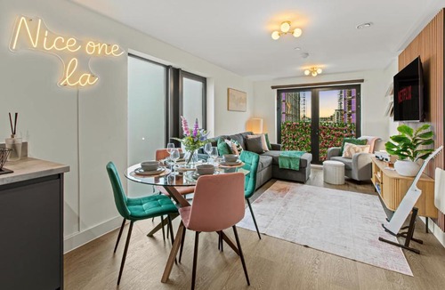 Vauxhall Apartment | Luxury City Retreat - sleeps 6 with Games, Netflix & Record Player
