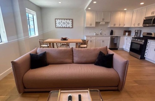Eastern Malibu Apartment | Luxury Coastal Malibu Retreat + Free Parking!