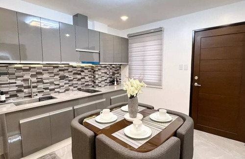 Malabanias Apartment | Luxury Cocoon near Fields Avenue