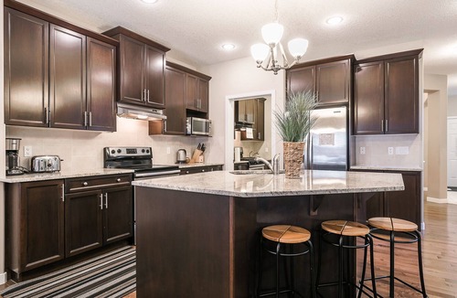 Panorama Hills House | LUXURY & COMFORTABLE HOUSE IN NW. 6BR & 4.5BA. close to AIRPORT.SLEEP UP TO 12.