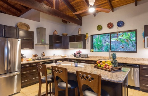 Dominical House | Luxury Comfortable Villa, Outstanding Valley View, 17 minutes to Dominical