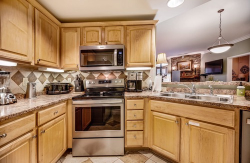 Gatlinburg Condo | Luxury condo near downtown with free attraction tickets & hot tub/pool