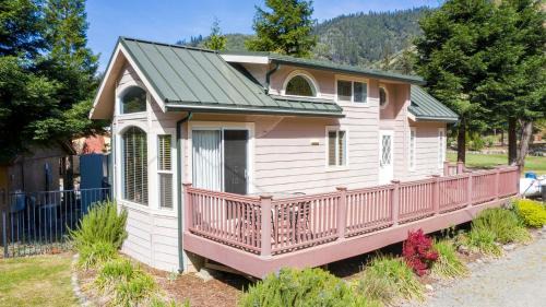 Big Bar House | Luxury Cottage with Furnished Deck in Trinity, California