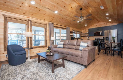 Bluff Mountain Cabin | Luxury Couples Getaway - King Bed - Hot Tub - Beautiful Views
