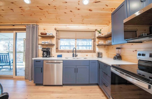 Bluff Mountain Cabin | Luxury Couples Getaway - King Bed - Hot Tub - Beautiful Views