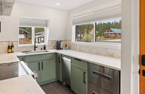 Ronald Cabin | Luxury Custom Cabin with Sauna– Near Lake Cle Elum, Skiing, & Downtown Roslyn