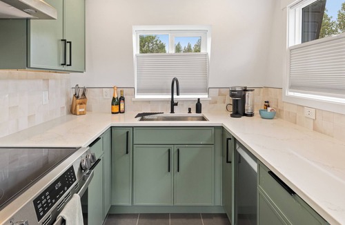 Ronald Cabin | Luxury Custom Cabin with Sauna– Near Lake Cle Elum, Skiing, & Downtown Roslyn