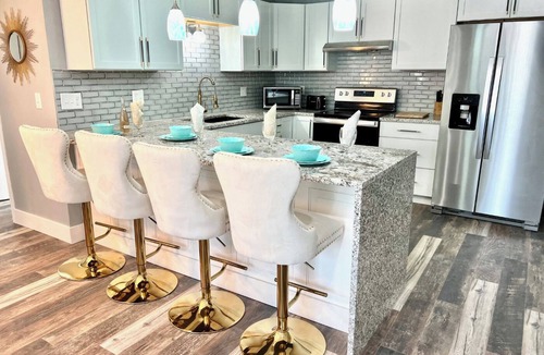 Appleton Apartment | Luxury Custom Peacock Penthouse w/garage