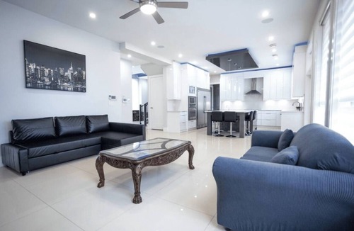Delta House | Luxury Delta-Surrey Getaway | 5BR, Sleeps 14