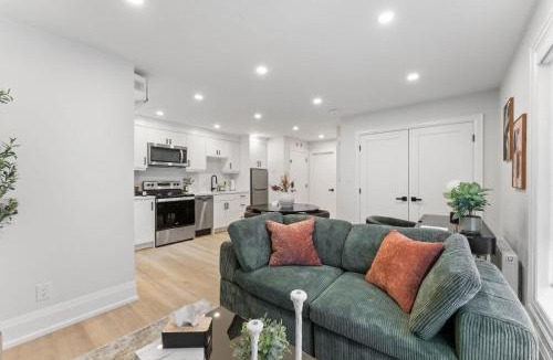 Keelesdale - Eglinton West House | Luxury Deluxe 1 BR - 2 Beds - Stylish - New Build Downtown