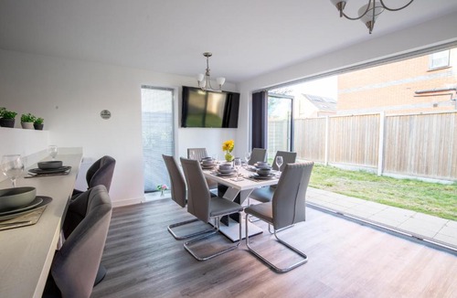 Trafford Apartment | Luxury Deluxe - 4 bedrooms Villa - 6 beds - 10 Guests - Private Parking - Contractors Welcome - Trafford Stretford