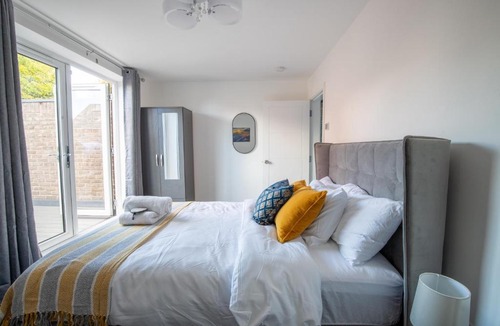 Trafford Apartment | Luxury Deluxe - 4 bedrooms Villa - 6 beds - 10 Guests - Private Parking - Contractors Welcome - Trafford Stretford