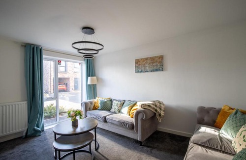 Trafford Apartment | Luxury Deluxe - 4 bedrooms Villa - 6 beds - 10 Guests - Private Parking - Contractors Welcome - Trafford Stretford