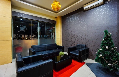 Manado City Centre House | Luxury Deluxe DBL Escape W/Free WiFi and Parking